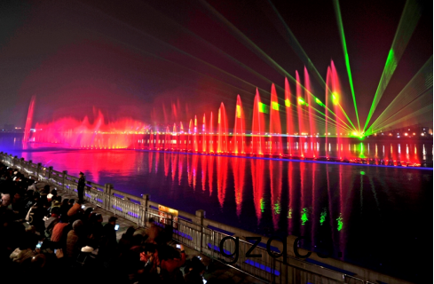 “大美(mei)江油•韻(yun)律(lv)涪江”水上音樂噴泉(quan)燈光秀