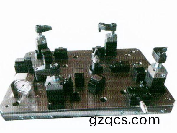 齒(chi)輪室(shi)罩蓋(gai)液壓(ya)裌(jia)具